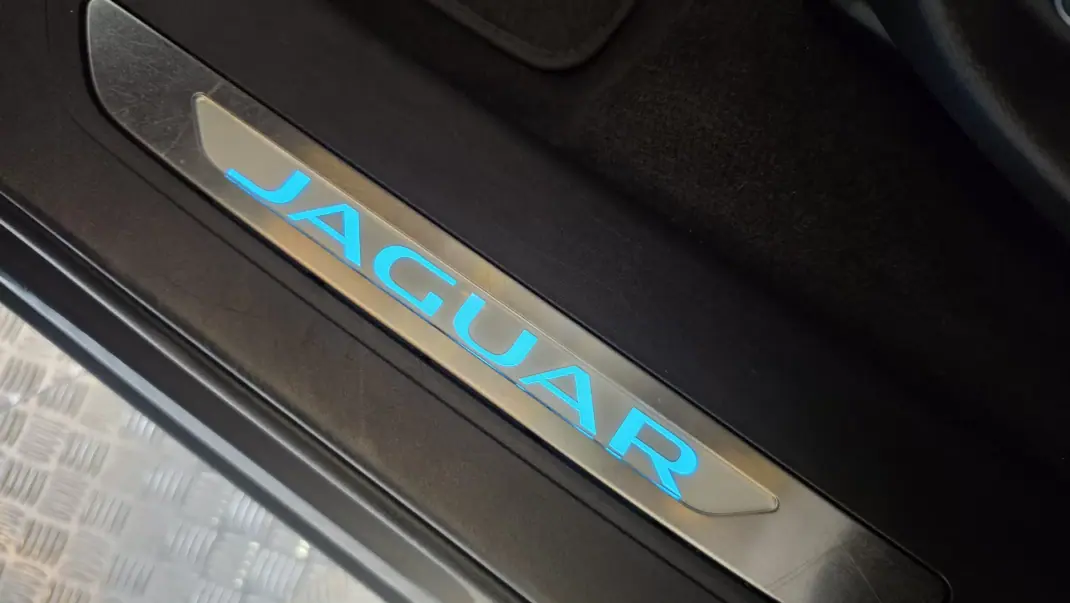 Jaguar F-Pace 2017 - 19500 EUR, 157804 km - 157804km - foto 48 de 74