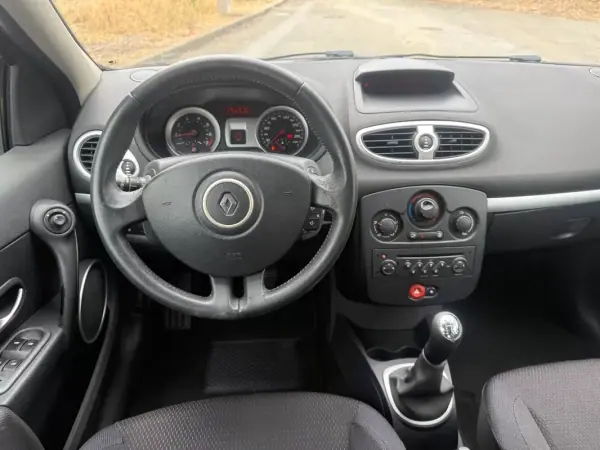 Renault Clio 2006 - 4500 EUR, 148000 km - AUTO.MOTO.pt - 148000km - foto 19 de 27