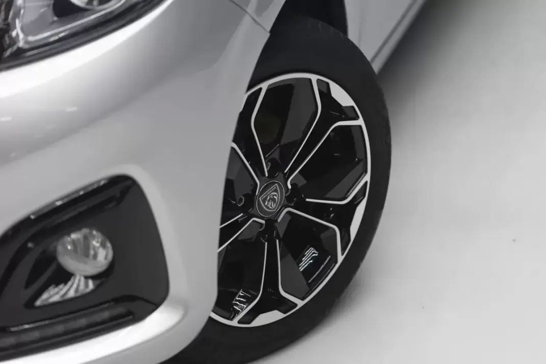 Peugeot 108 2017 - 9500 EUR, 49390 km - AUTO.MOTO.pt - 49390km - foto 12 de 45