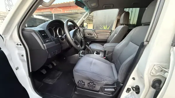 Mitsubishi Pajero 2010 - 29990 EUR, 215000 km - AUTO.MOTO.pt - 215000km - foto 24 de 38