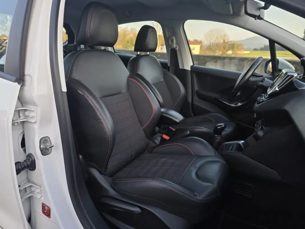 Peugeot 208 2016 - 13990 EUR, 163000 km - AUTO.MOTO.pt - 163000km - foto 28 de 31