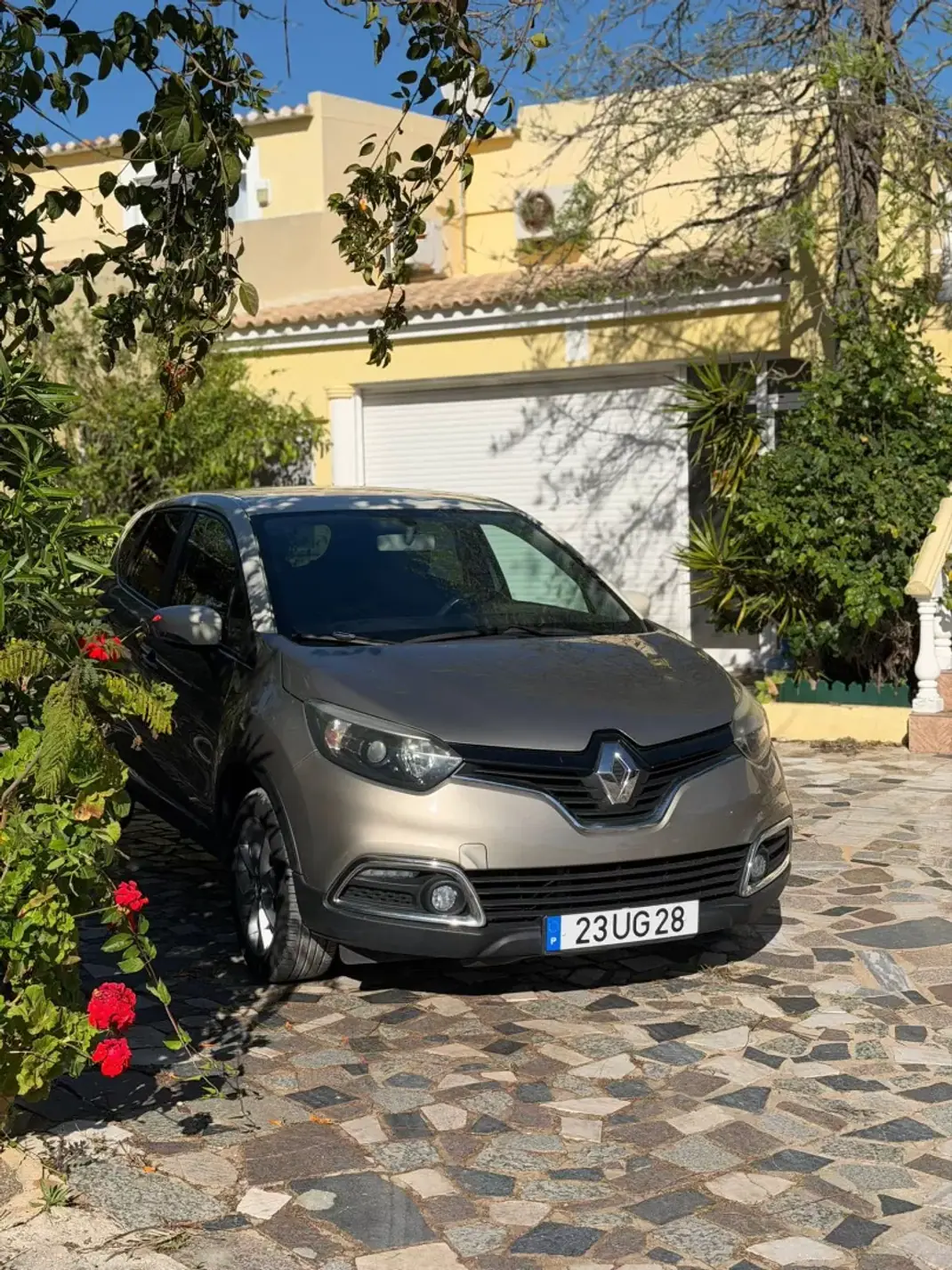 Renault Captur 2015 - 11900 EUR, 189748 km - AUTO.MOTO.pt - 189748km - foto 1 de 7