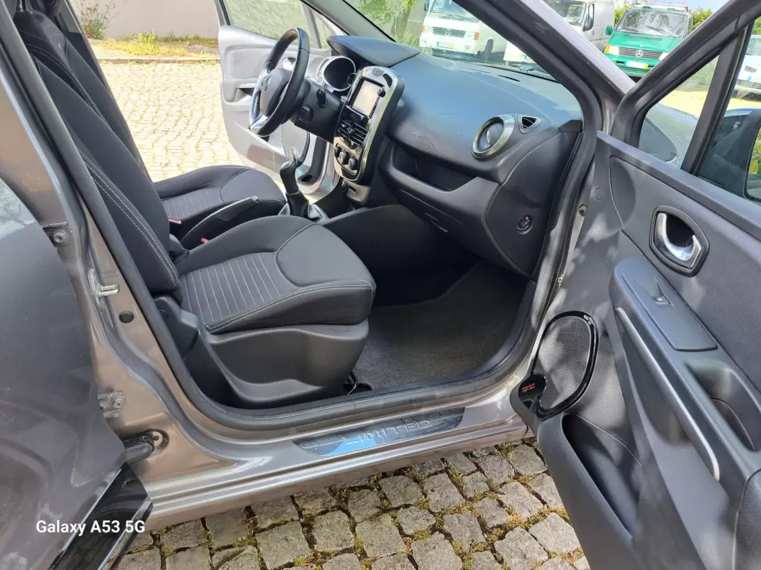 Renault Clio Sport Tourer 2016 - 8990 EUR, 145350 km - AUTO.MOTO.pt - 145350km - foto 16 de 19