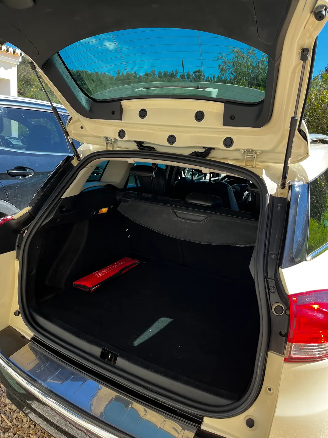 Renault Clio Sport Tourer 2015 - 7950 EUR, 160000 km - AUTO.MOTO.pt - 160000km - foto 8 de 9