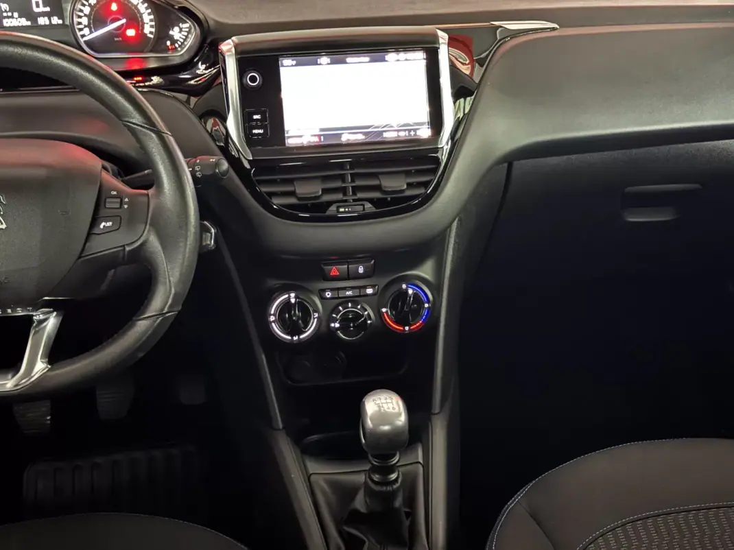 Peugeot 208 2018 - 13500 EUR, 100609 km - AUTO.MOTO.pt - 100609km - foto 19 de 21