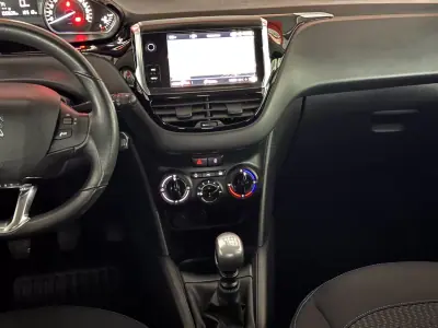Peugeot 208 2018 - 13500 EUR, 100609 km - AUTO.MOTO.pt - 100609km - foto 19 de 21