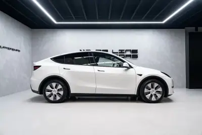 Tesla Model Y 2023 - 35950 EUR, 57000 km - 57000km - foto 8 de 49