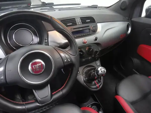 Fiat 500C 2015 - 9990 EUR, 77000 km - AUTO.MOTO.pt - 77000km - foto 11 de 16