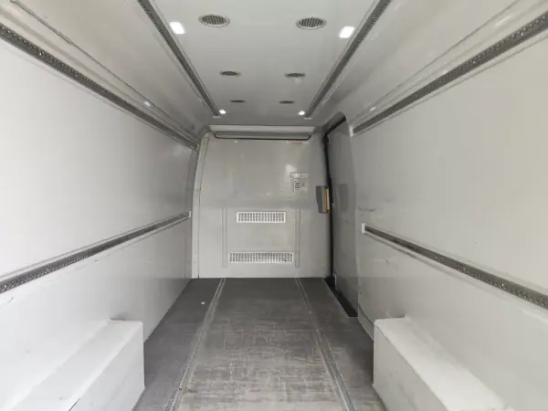 VW Crafter 2.0 TDi L4H3 2019 - 17980 EUR, 250000 km - AUTO.MOTO.pt - 250000km - foto 12 de 32