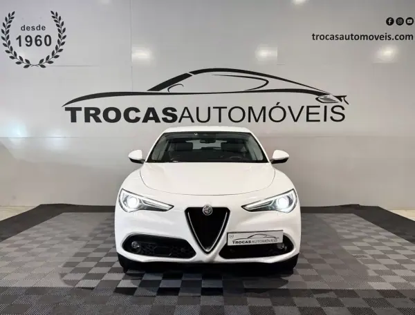 Alfa Romeo Stelvio 2017 - 22900 EUR, 215900 km - AUTO.MOTO.pt - 215900km - foto 12 de 60