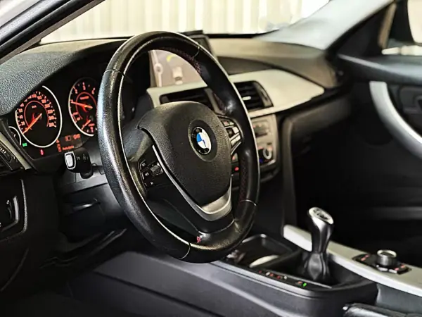 BMW 318 2012 - 16990 EUR, 173500 km - AUTO.MOTO.pt - 173500km - foto 23 de 35