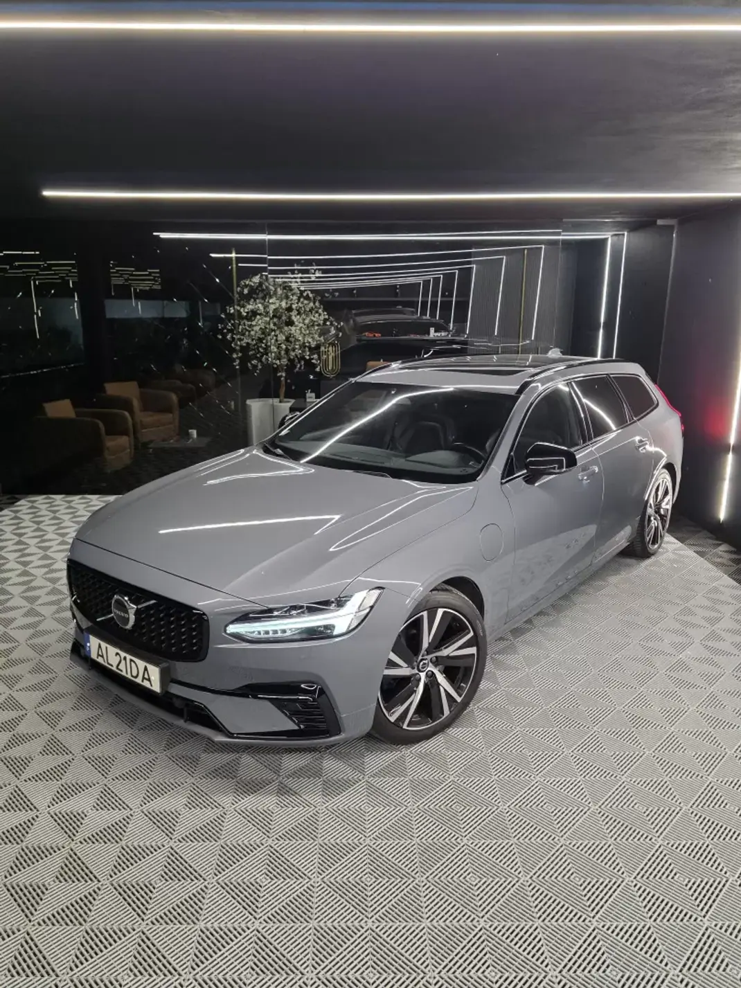 Volvo V90 2021 - 33750 EUR, 125000 km - 125000km - foto 2 de 27
