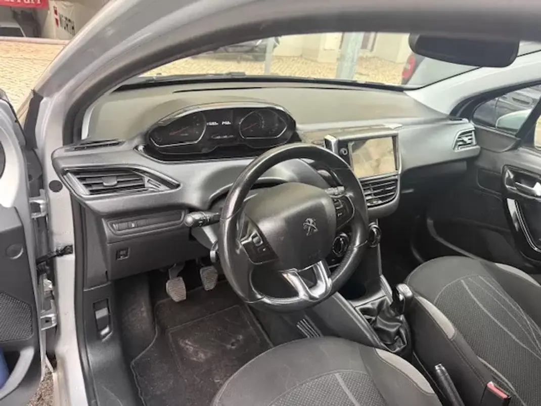 Peugeot 208 2014 - 7400 EUR, 116000 km - AUTO.MOTO.pt - 116000km - foto 17 de 26