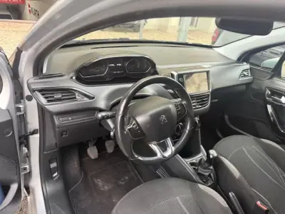 Peugeot 208 2014 - 7400 EUR, 116000 km - AUTO.MOTO.pt - 116000km - foto 17 de 26