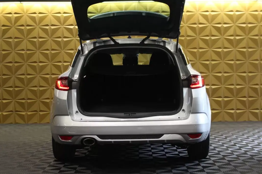 Renault Mégane Sport Tourer 2020 - 16790 EUR, 137000 km - AUTO.MOTO.pt - 137000km - foto 18 de 37