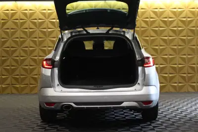 Renault Mégane Sport Tourer 2020 - 16790 EUR, 137000 km - AUTO.MOTO.pt - 137000km - foto 18 de 37