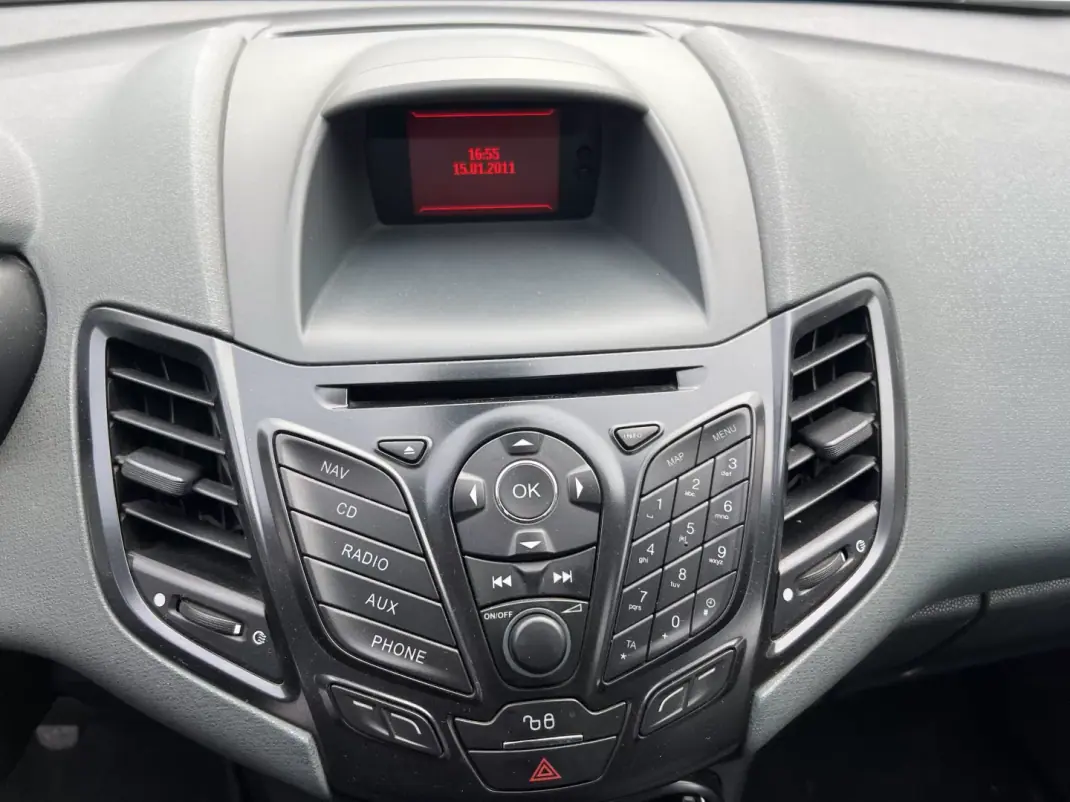 Ford Fiesta 1.4 TDCI 2010 - 4250 EUR, 260000 km - AUTO.MOTO.pt - 260000km - foto 11 de 16