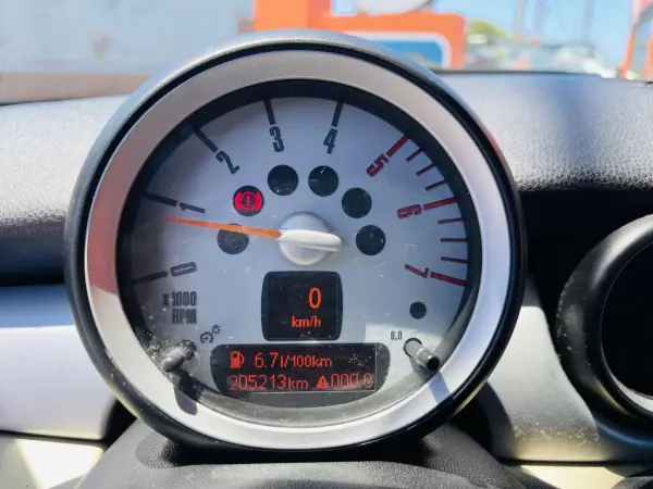 MINI Cooper 2007 - 7950 EUR, 205200 km - AUTO.MOTO.pt - 205200km - foto 11 de 12