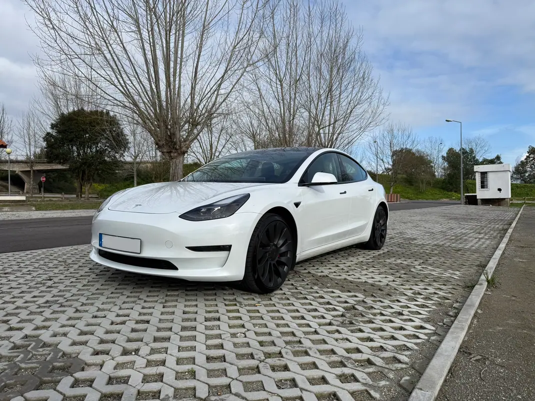 Tesla Model 3 2022 - 33500 EUR, 70000 km - AUTO.MOTO.pt - 70000km - foto 2 de 30