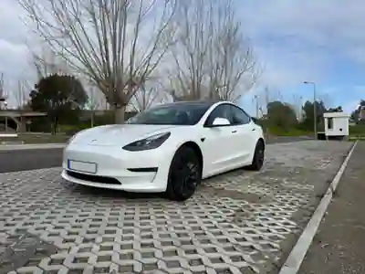 Tesla Model 3 2022 - 33500 EUR, 70000 km - AUTO.MOTO.pt - 70000km - foto 2 de 30