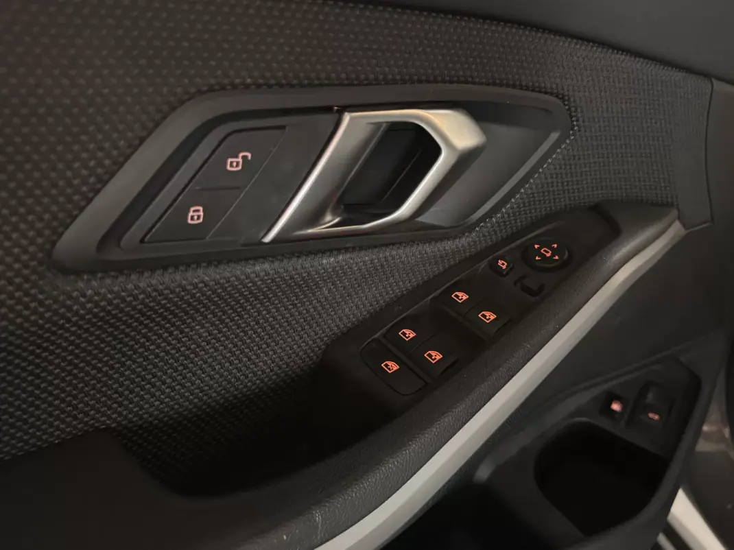 BMW 320 2023 - 31990 EUR, 75900 km - AUTO.MOTO.pt - 75900km - foto 21 de 36