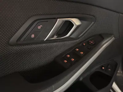 BMW 320 2023 - 31990 EUR, 75900 km - AUTO.MOTO.pt - 75900km - foto 21 de 36