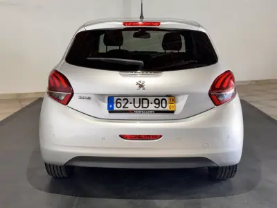Peugeot 208 2018 - 9500 EUR, 95379 km - AUTO.MOTO.pt - 95379km - foto 6 de 22