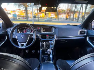 Volvo V40 2013 - 10490 EUR, 224000 km - AUTO.MOTO.pt - 224000km - foto 4 de 11