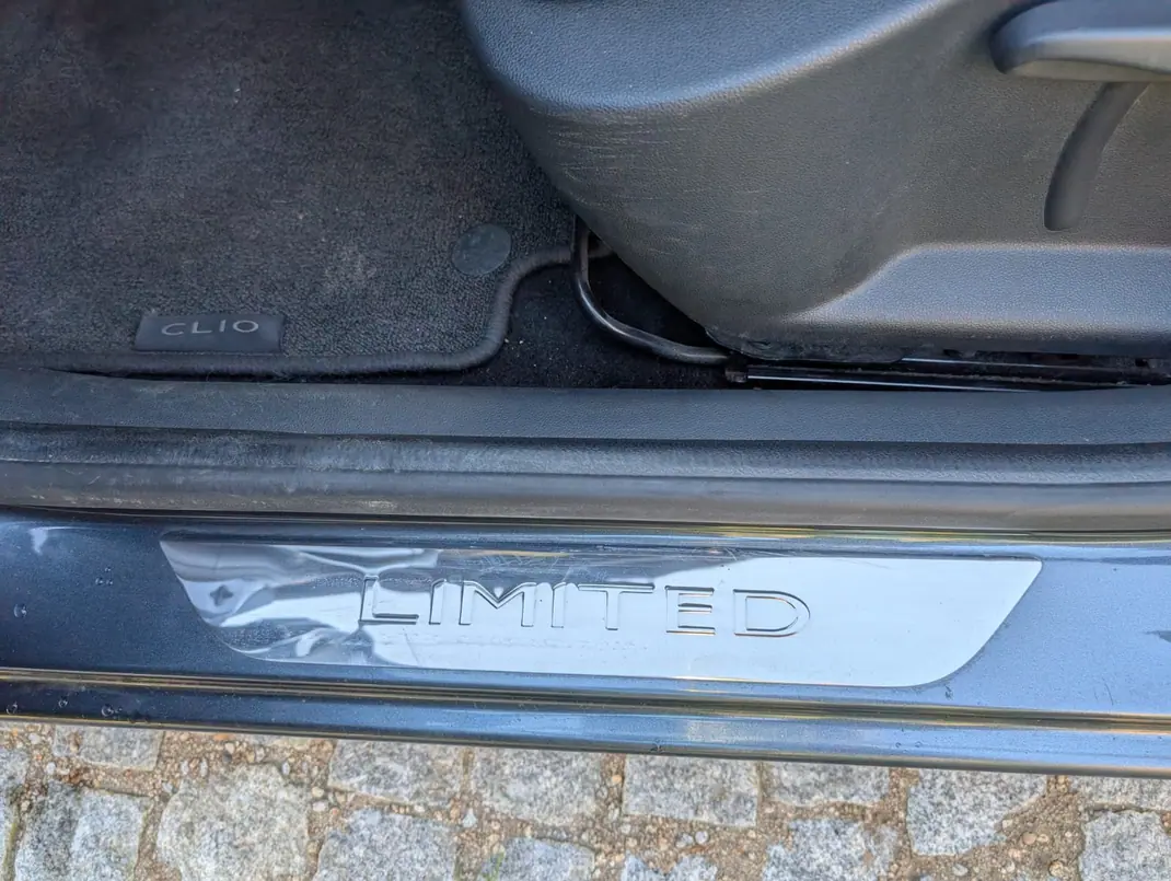 Renault Clio 2018 - 10500 EUR, 69000 km - AUTO.MOTO.pt - 69000km - foto 18 de 19