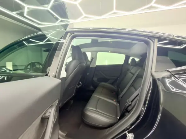 Tesla Model Y 2022 - 32000 EUR, 143000 km - AUTO.MOTO.pt - 143000km - foto 9 de 25