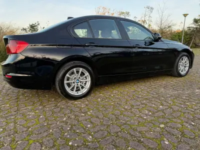 BMW 318 2013 - 15900 EUR, 177000 km - AUTO.MOTO.pt - 177000km - foto 16 de 17