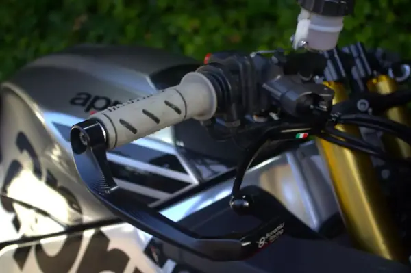 Aprilia Tuono 125 Base 2016 - 9750 EUR, 12400 km - AUTO.MOTO.pt - 12400km - foto 9 de 12