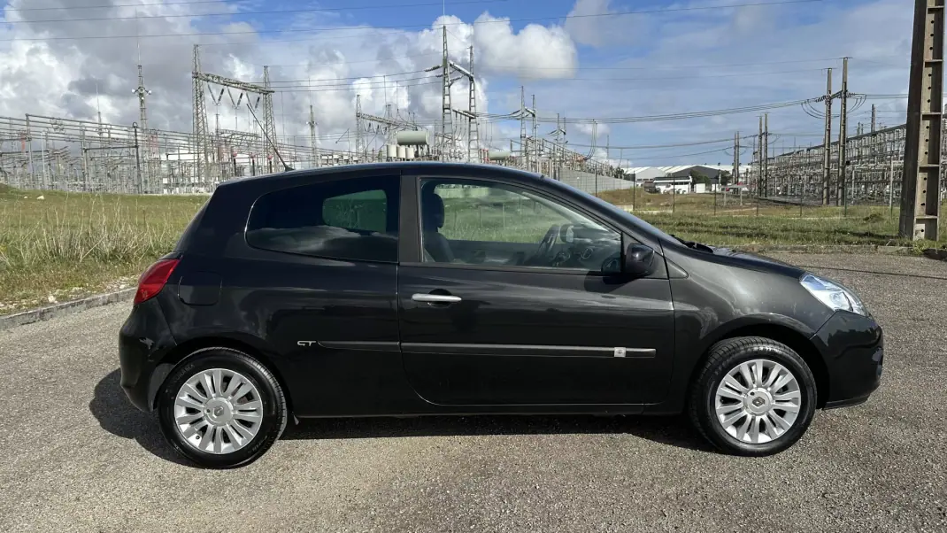 Renault Clio 2009 - 4500 EUR, 254000 km - AUTO.MOTO.pt - 254000km - foto 7 de 17