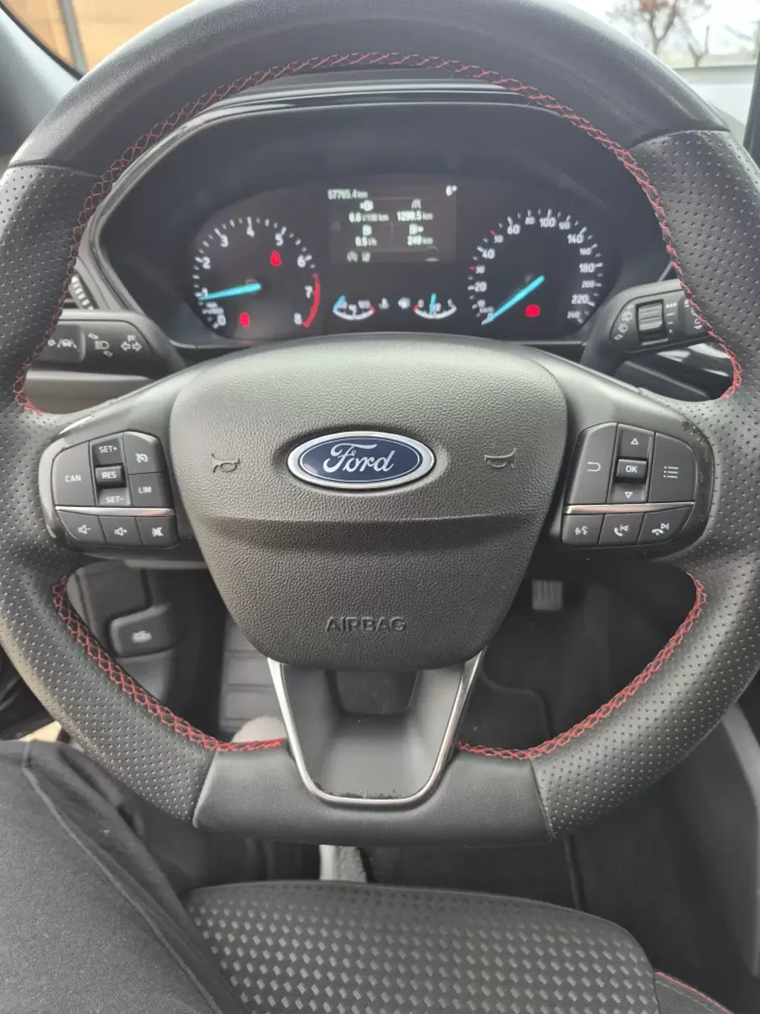 Ford Focus SW 2022 - 17450 EUR, 58000 km - AUTO.MOTO.pt - 58000km - foto 18 de 48