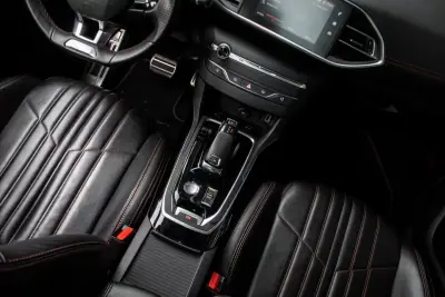 Peugeot 308 2020 - 17990 EUR, 142466 km - AUTO.MOTO.pt - 142466km - foto 37 de 45