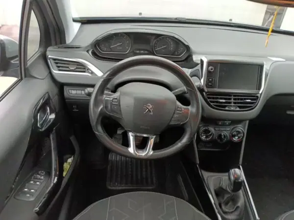 Peugeot 2008 2019 - 10950 EUR, 130085 km - AUTO.MOTO.pt - 130085km - foto 5 de 9