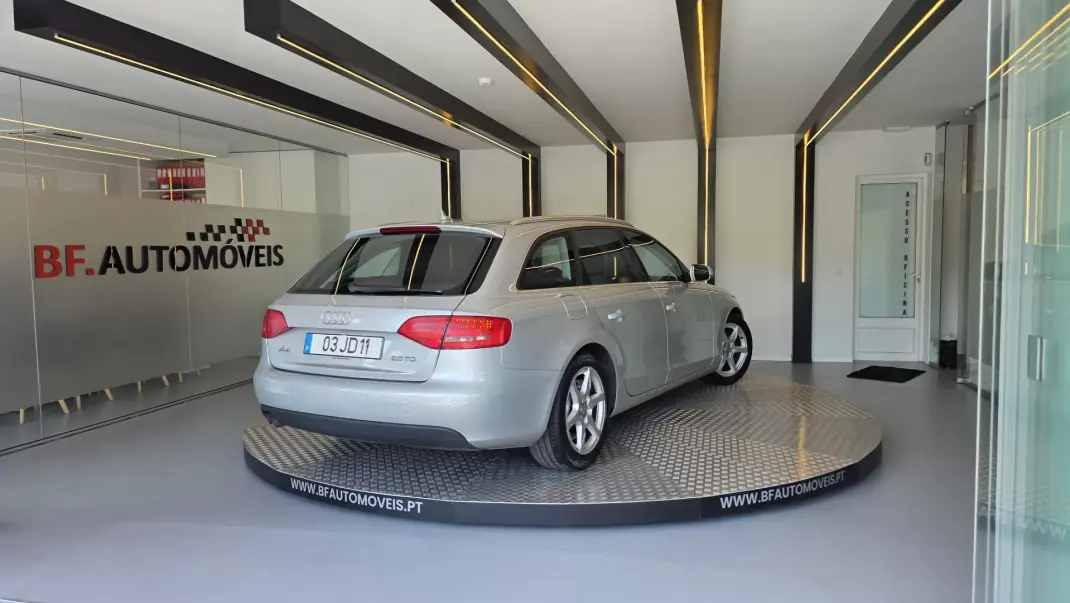 Audi A4 Avant 2010 - 9500 EUR, 253856 km - AUTO.MOTO.pt - 253856km - foto 19 de 52
