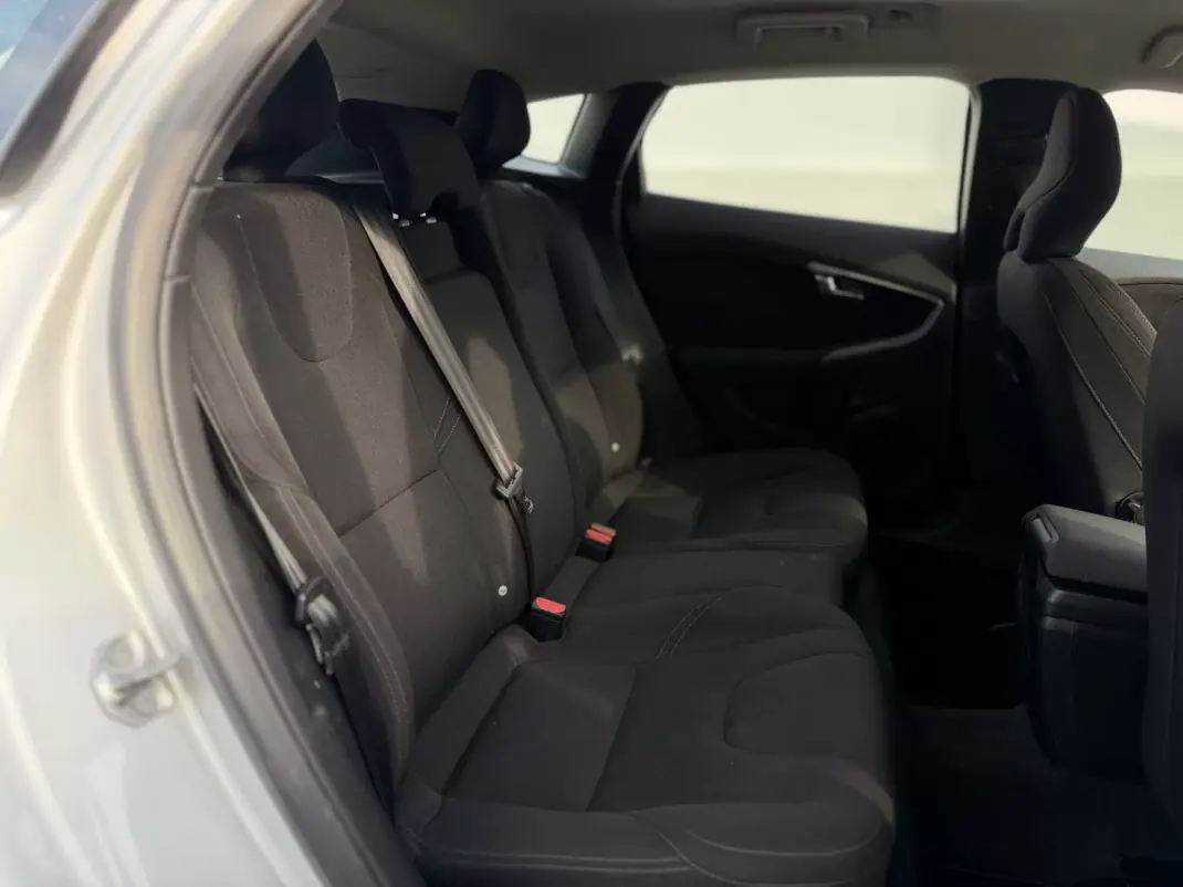 Volvo V40 2015 - 12450 EUR, 143090 km - AUTO.MOTO.pt - 143090km - foto 13 de 20