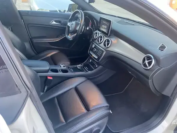 Mercedes-Benz CLA 200 2017 - 22990 EUR, 145650 km - AUTO.MOTO.pt - 145650km - foto 11 de 20