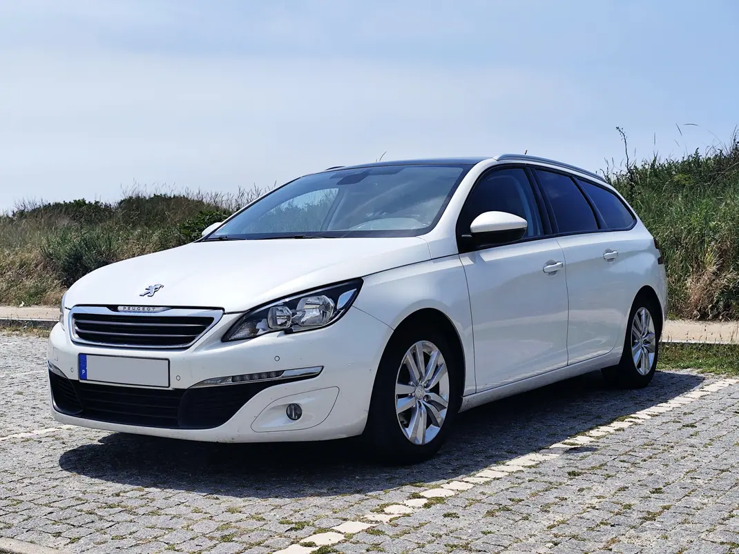 Peugeot 308 2015 - 8900 EUR, 214618 km - AUTO.MOTO.pt - 214618km - foto 1 de 14