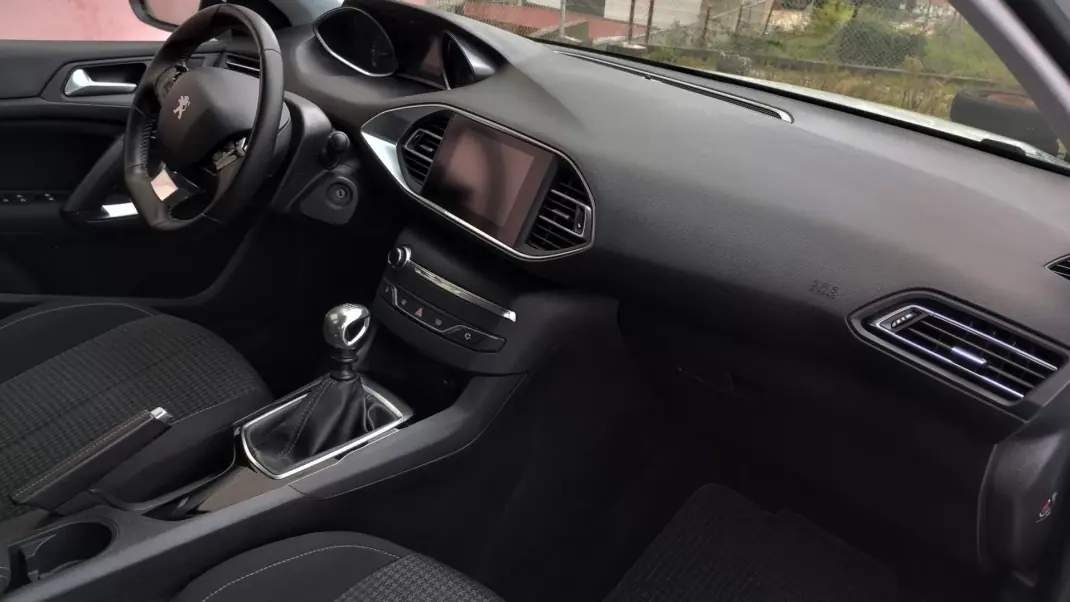 Peugeot 308 2019 - 11999 EUR, 99999 km - AUTO.MOTO.pt - 99999km - foto 21 de 35