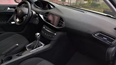 Peugeot 308 2019 - 11999 EUR, 99999 km - AUTO.MOTO.pt - 99999km - foto 21 de 35