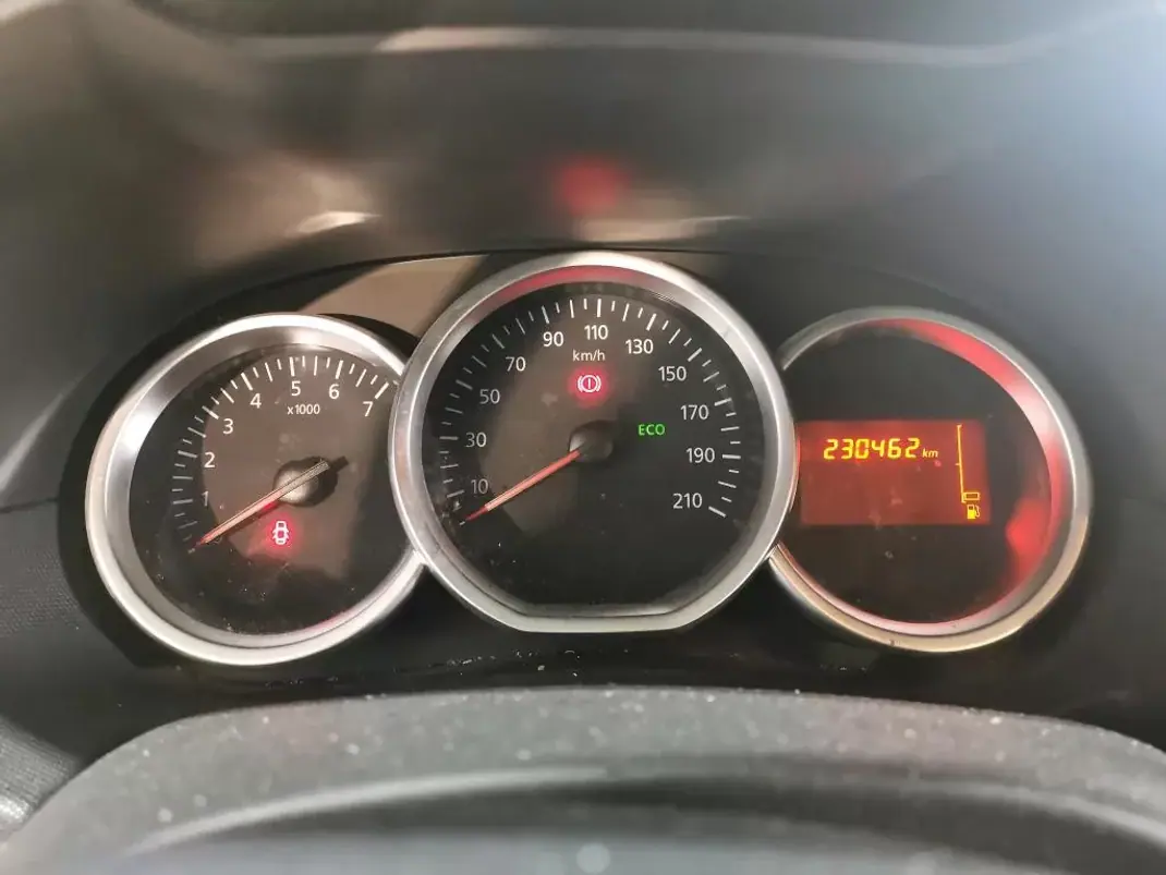 Dacia 2017 - 9900 EUR, 230462 km - AUTO.MOTO.pt - 230462km - foto 7 de 10