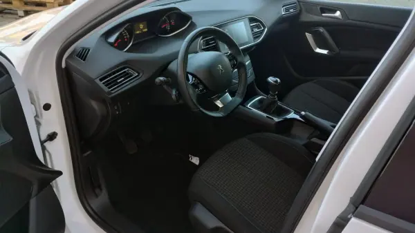 Peugeot 308 2019 - 11950 EUR, 114000 km - 114000km - foto 12 de 38