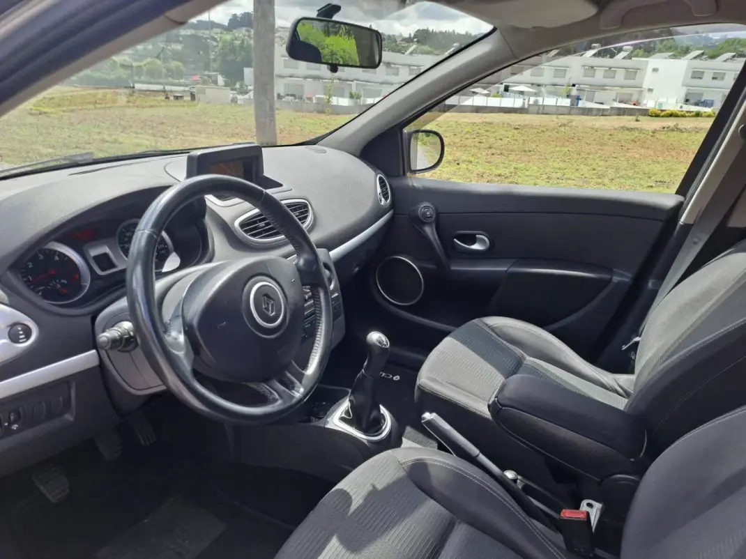 Renault Clio 2011 - 6500 EUR, 180000 km - AUTO.MOTO.pt - 180000km - foto 7 de 12