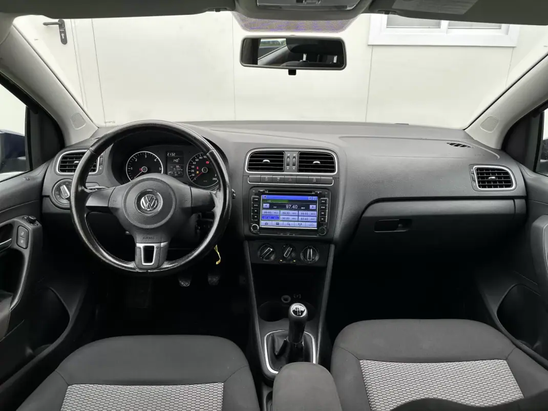 Volkswagen Polo 2010 - 7490 EUR, 151000 km - AUTO.MOTO.pt - 151000km - foto 9 de 30