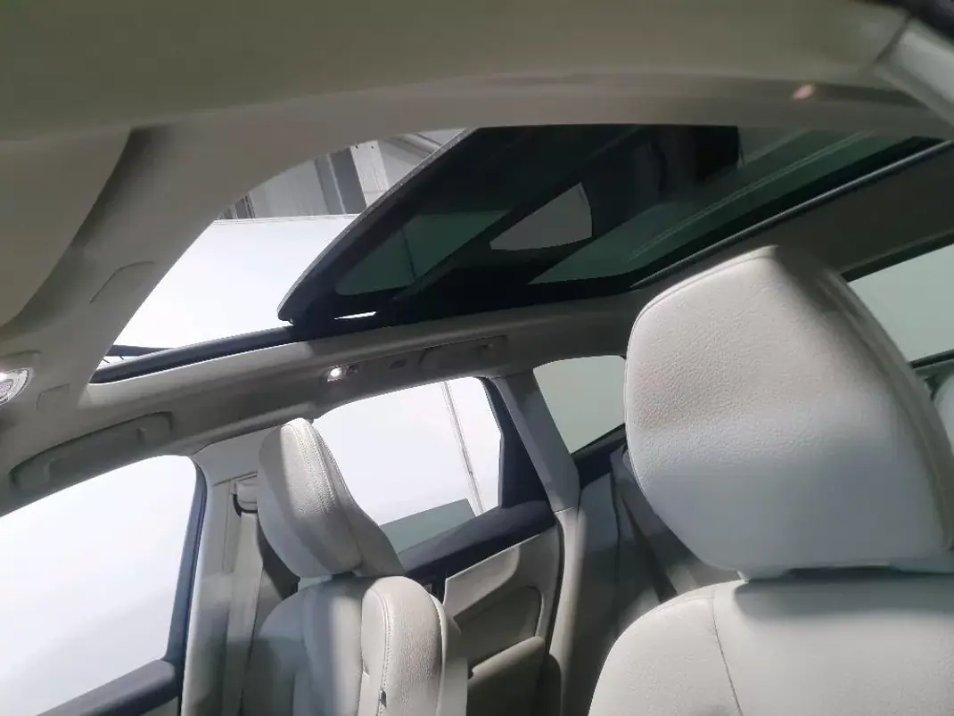 Volvo XC 60 2019 - 23750 EUR, 189121 km - AUTO.MOTO.pt - 189121km - foto 7 de 9