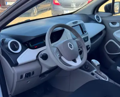Renault Zoe 2017 - 10550 EUR, 98529 km - AUTO.MOTO.pt - 98529km - foto 9 de 18