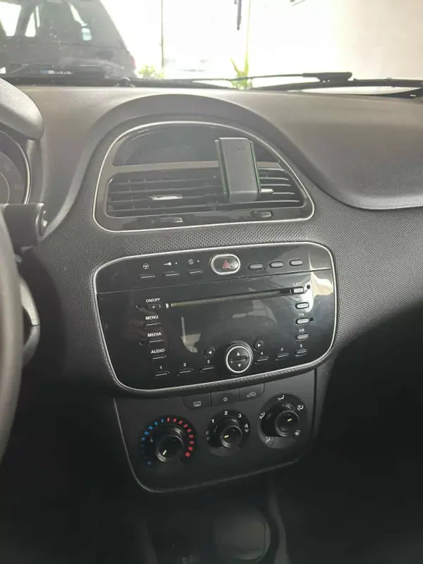 Fiat Punto 2012 - 7990 EUR, 201200 km - AUTO.MOTO.pt - 201200km - foto 11 de 12