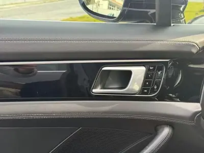 Porsche Panamera 2017 - 58990 EUR, 114000 km - AUTO.MOTO.pt - 114000km - foto 9 de 39
